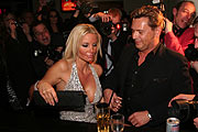 Tatjana Gsell nach der Modenschau mit Begleiter Stefan Rundholz (Disco Betreiber) (Foto: MartiN Schmitz)